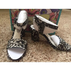 Poetic licence new in box Sandals bay breeze 6.5 camo